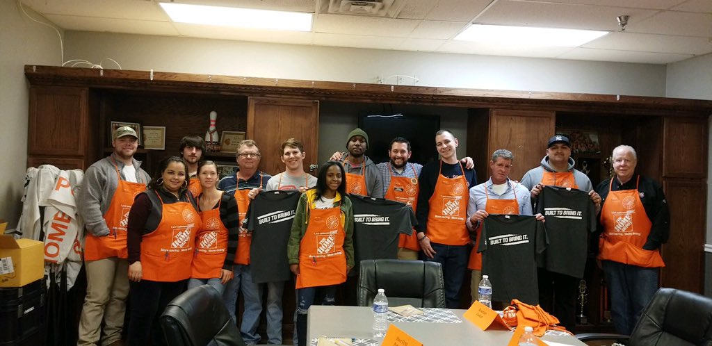 ScottDees2's tweet photo. Excited to have this new group to our team and family!!!! Orientation was a success and got this group fired up for spring!! @ginger_coleman @sheene_barnett @shannoneoliver @Ellis69MyWay @MelissiaT_2914 @Tenney1R https://t.co/ibbc9Ig0ja