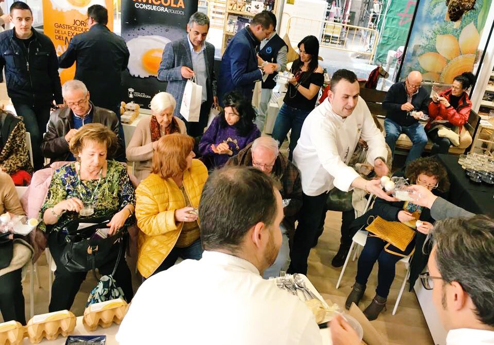 clmenmadrid's tweet photo. 📣📣 Ooooooh qué día hemos pasado con @otconsuegra @JRuzChef #ChefLuque promocionando los #huevos 🍳🥚🍳 de #Consuegra en 📍Gran Vía 45!! Showcooking y presentación de lujo!!! Este finde en Consuegra no te pierdas las #Jornadas de #ExaltacióndelHuevo 🥁🥁😊 @turismoclm @gobjccm https://t.co/qJxZBVLKcY