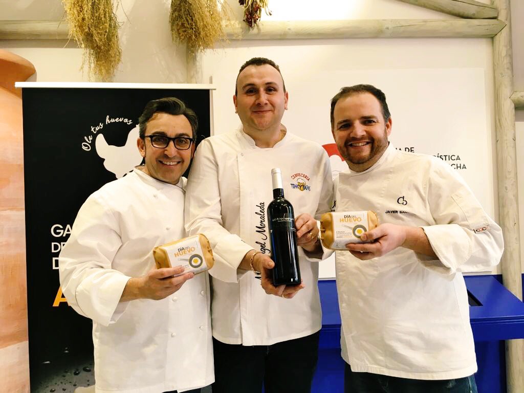 clmenmadrid's tweet photo. 📣📣 Ooooooh qué día hemos pasado con @otconsuegra @JRuzChef #ChefLuque promocionando los #huevos 🍳🥚🍳 de #Consuegra en 📍Gran Vía 45!! Showcooking y presentación de lujo!!! Este finde en Consuegra no te pierdas las #Jornadas de #ExaltacióndelHuevo 🥁🥁😊 @turismoclm @gobjccm https://t.co/qJxZBVLKcY