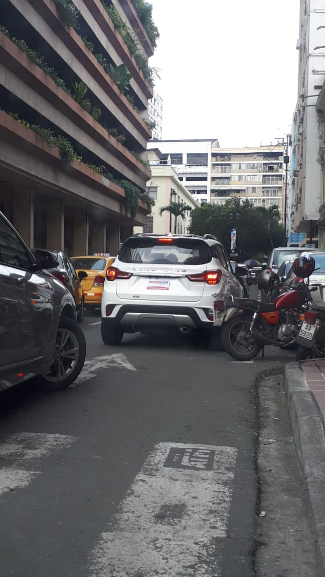 pvera1991's tweet photo. El centro de Guayaquil un caos, no hay ningun vigilante de tránsito 
Carros nuevos sin placas en doble columna en Chimborazo y Velez https://t.co/35GilvIZUV