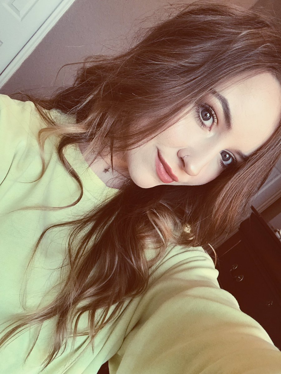 karrivaughn12's tweet photo. Out to steal your man 💋 https://t.co/e7tw8vQ8m9