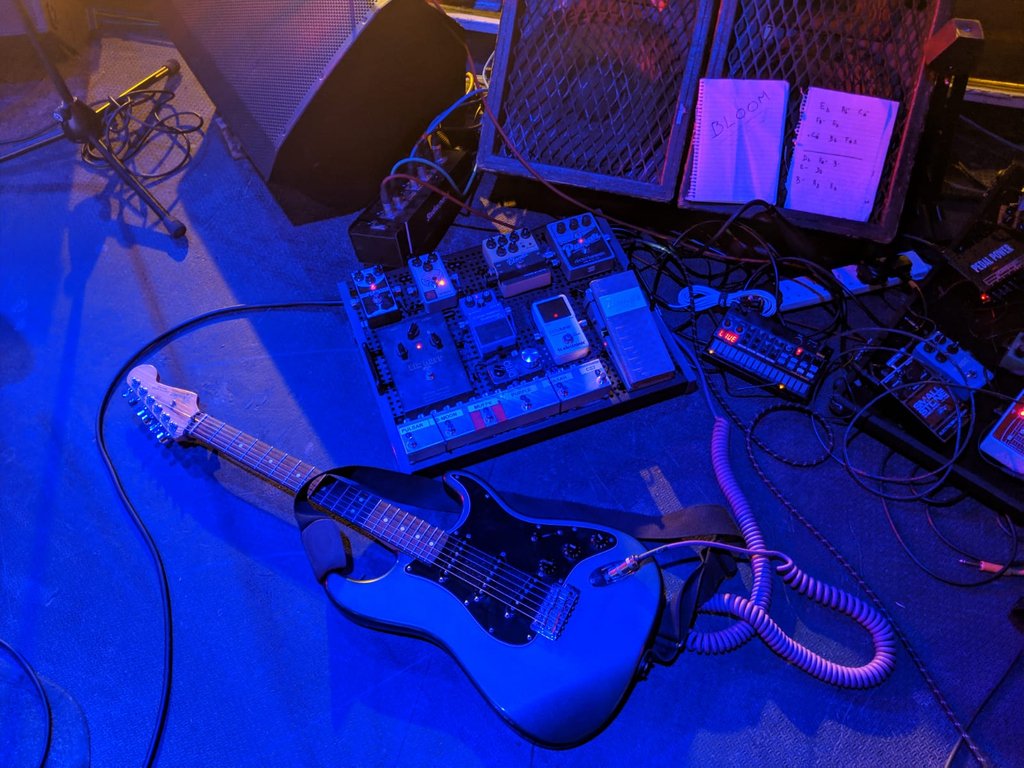 YGAhq's tweet photo. Franco's live set up for his gig tonight... What do you think? I'm telling you, it's all about the 60's style guitar lead! 

#guitar #instaguitar #guitargear #guitarplayers #loveguitar @pedalboard_of_the_day @boss_europe @fender https://t.co/IwMSjEqniD
