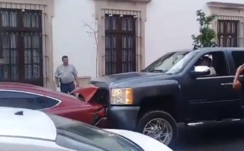 MilenioTam's tweet photo. #Viral | Conoce a #LadyCheyenne, la mujer que chocó el carro de su pareja por celos. 💁♀
https://t.co/R10oIBuamu https://t.co/n4QHZdmGxR