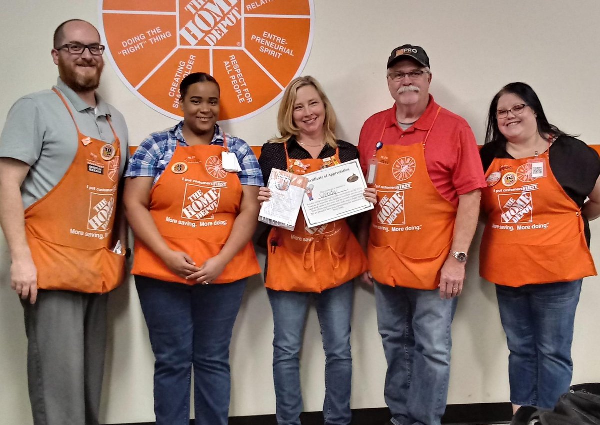486Sasm's tweet image. Our VOA committee recognizing great associates and leaders.
Congratulations to Frank D70, Wendy D41, and Jack MET. 
@J_L_DRAPER @jennipherball @micah0486 @SusanT42880527 @Alana95540851 @depotfan1 @JenniferHD0486 and Riley.  #D60strongandproud.
