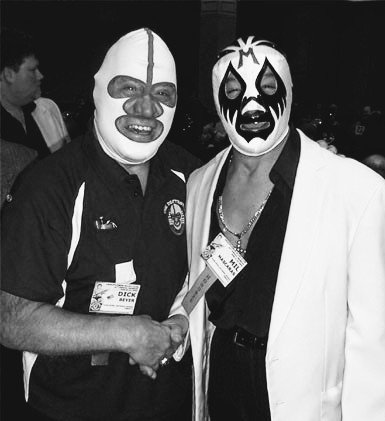 Una triste noticia sacudió ayer mi mente. Hasta pronto gran hermano, amigo, compañero y rival.

En Paz Descanse...

A sad news shook my mind yesterday.
see you soon big brother, friend, partner and rival.

Rest In Peace...