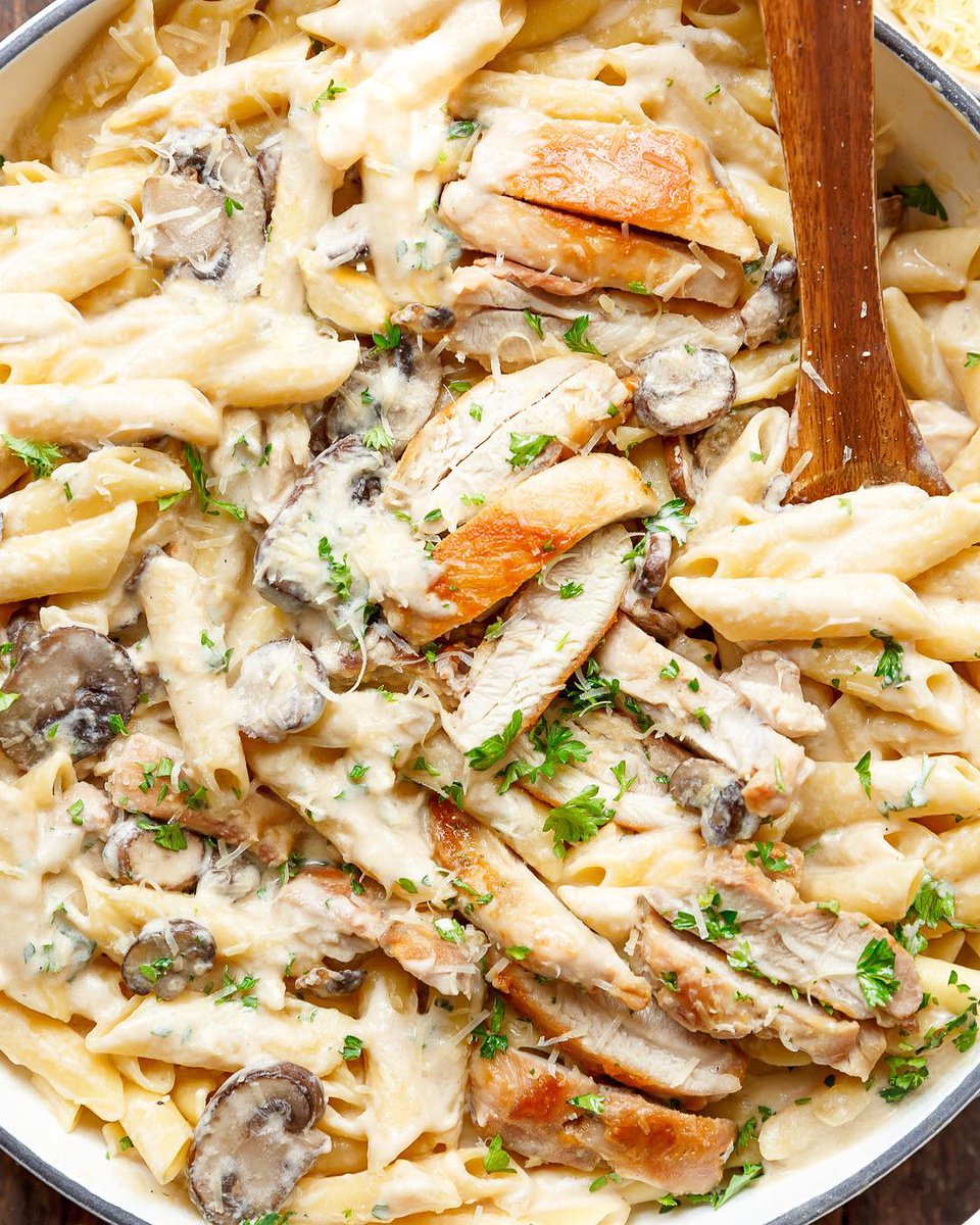 Agent Alfredo in Mission: Impastable 👀
Short on time and need a quick dish? This 20 min Creamy Garlic Parmesan Chicken Alfredo recipe will have you and your family off with happy stomachs in no time!
📸:@cafedelites
#TantilloFoods #TantilloFresh #Tantillo #ChickenAlfredo