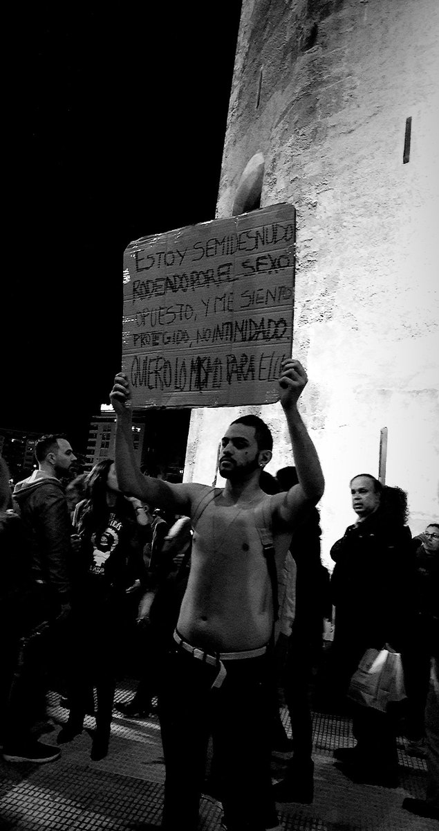 aitanabonet's tweet photo. "Estoy semidesnudo rodeado por el sexo opuesto y me siento protegido, no intimidado. Quiero lo mismo para ellas" 

#HuelgaFeminista2019 #8M #8M2019 #DiaDeLaMujer https://t.co/llZrneC3Hw