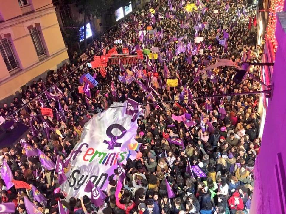 Feminist isyan barikatları aştı binler olup İstiklal'de sel olup aktı💪♀️ #Yaşasın8Mart #YaşasınKadınDayanışması #8MartDünyaKadınlarGünü #8M