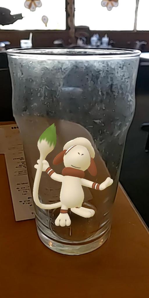EvilRSA's tweet image. Smeargle doesn't like to be trapped in the glass