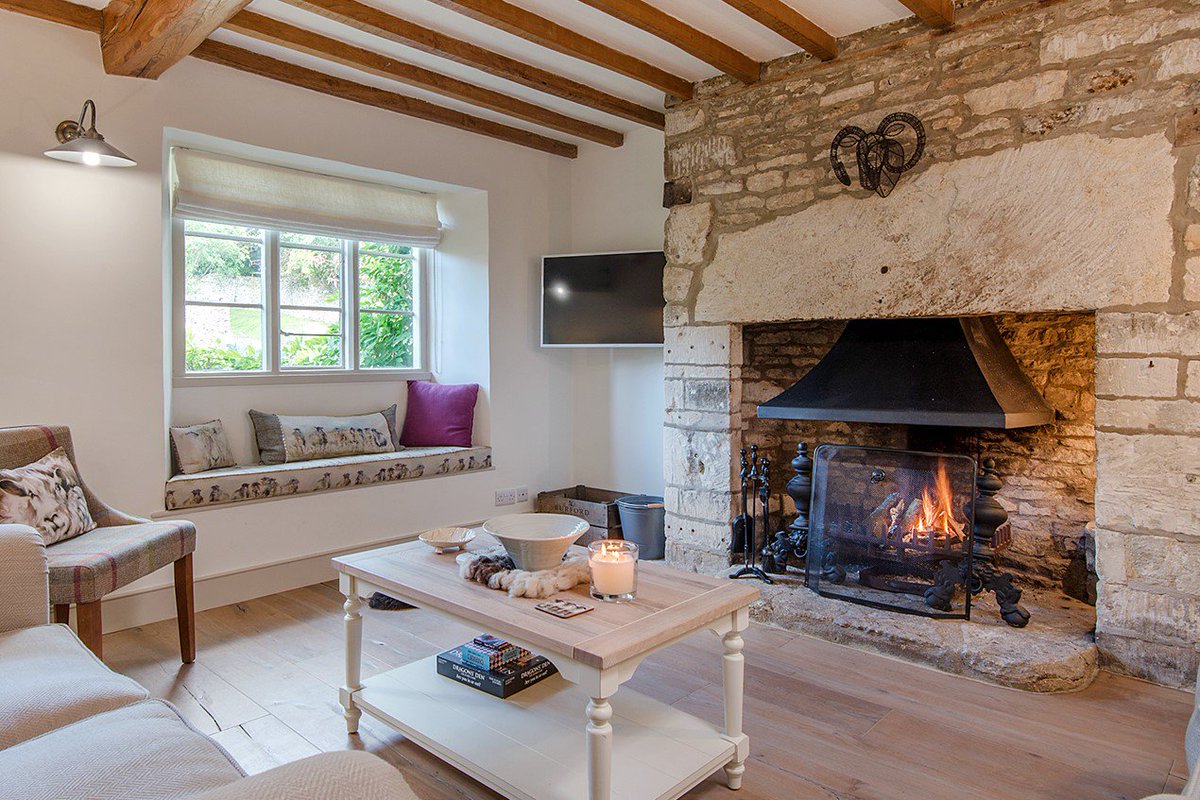 premiercottages's tweet photo. If itβs a chilly day, or you just fancy adding a bit more magic to the evening, thereβs nothing quite like the warmth of a real fire. Over 500 of our luxury holiday cottages have real fires - and the logs are provided throughout your stay, free of charge! https://t.co/1BZ3JWeT7q https://t.co/siAJHHoQoT