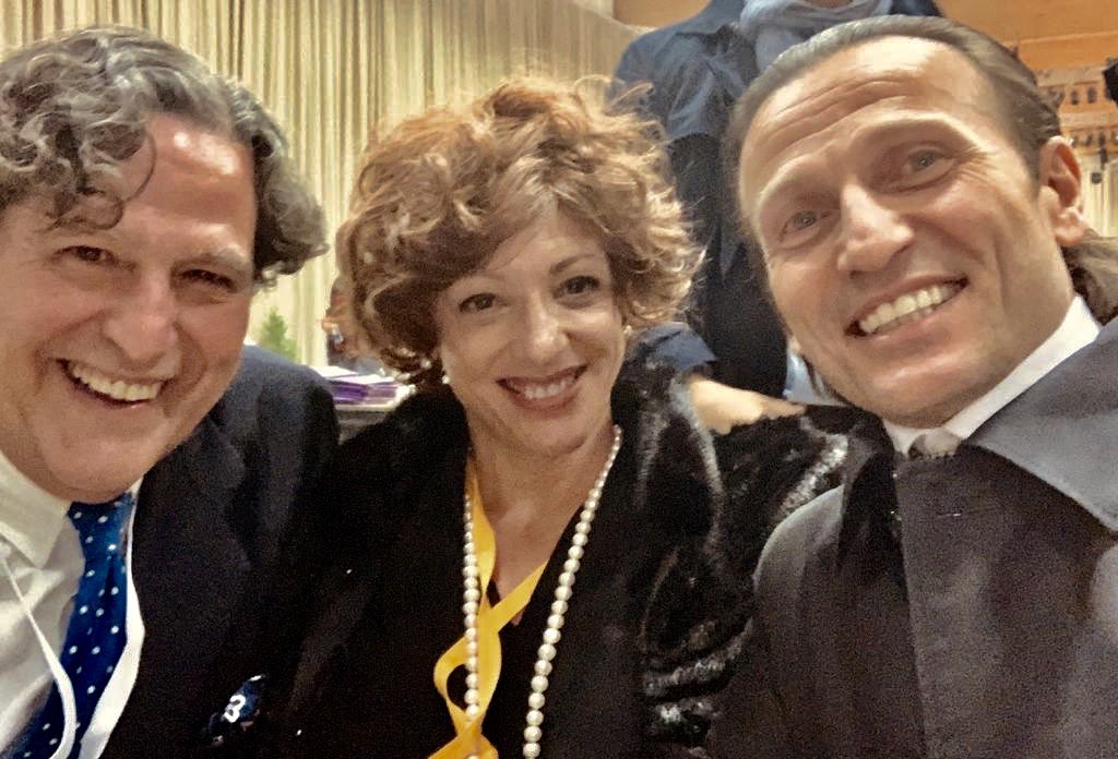 AurelioGdS's tweet photo. #NocheEspecial de jueves en casa de mi buen amigo David Hatchwell, y mi querida @rocioguemes con @isaacchocron 
#Excem @OurCrowd @investinmadrid @the_heroes_club https://t.co/0anPK2f2Sr