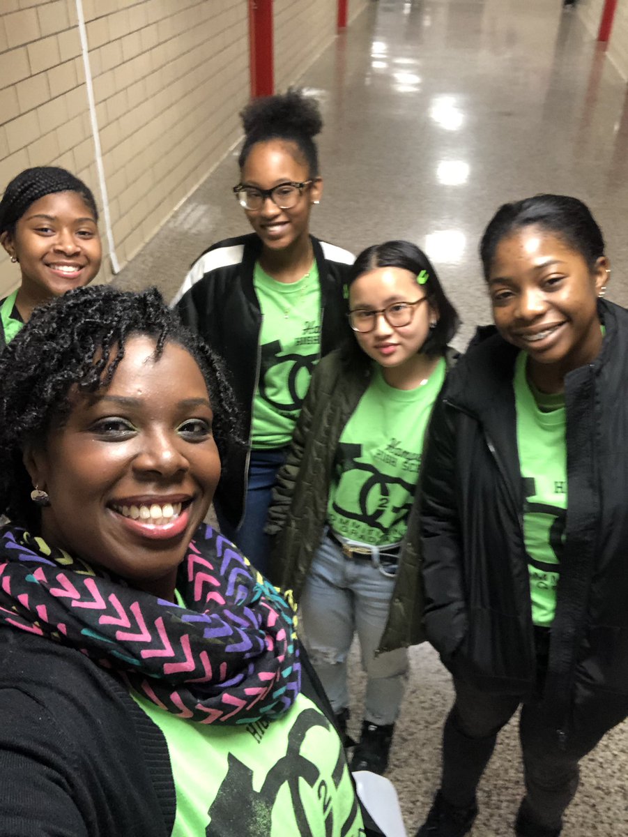 TeachThatTech15's tweet photo. It’s the last day of Spirit Week! Time for the Class of 2022 Group Photo! #Classof2022 #CrabbersCommit #TeachersCommit #Commit2Graduate2019 #ClassPhoto2022 #Ambassadors #BestKidsEver  #WeAreHCS https://t.co/nOL8xcTOYS