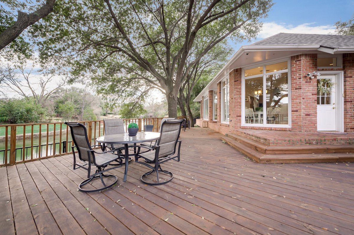 ModelRealtors's tweet photo. #FridayFeeling be sure to check out our latest Preston Hollow listing during tomorrow’s open house from 1-3pm #DFWRealEstate https://t.co/WDaMu2r910