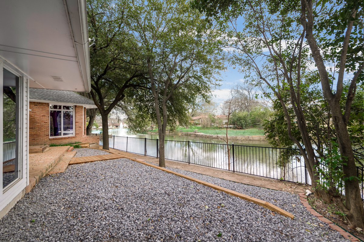 ModelRealtors's tweet photo. #FridayFeeling be sure to check out our latest Preston Hollow listing during tomorrow’s open house from 1-3pm #DFWRealEstate https://t.co/WDaMu2r910