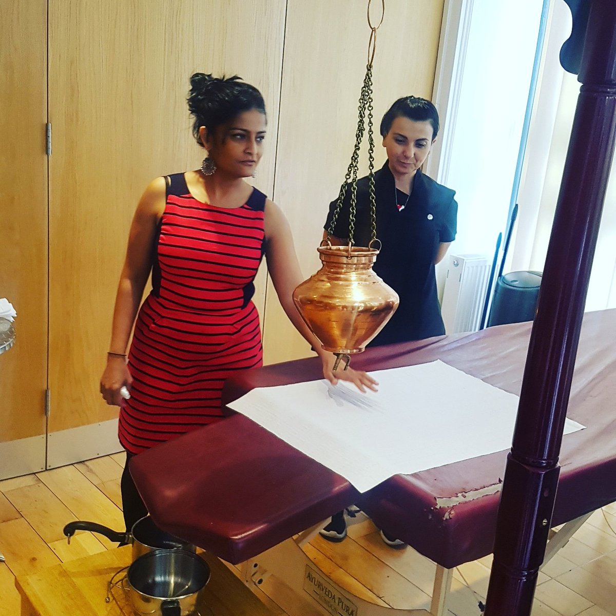 TheShaolinYogi's tweet photo. Learning Shirodhara from Dr Deepa at Ayurveda Pura. I can't recommend Dr Deepa highly enough! It's so refreshing to meet someone who TRULY understands their science, which unfortunately seems rare nowadays

 # TheShaolinYogi #yoga #HengPin #ayurvedapuralondon #Ayurveda #Deepaapte https://t.co/b32rm7HTh3