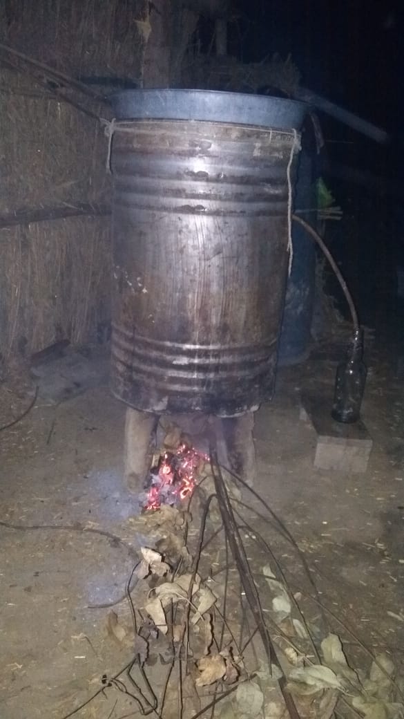 india7tvnews's tweet photo. सीतापुर जनपद के थाना थानगांव क्षेत्र में अलग अलग ग्राम सभाओं में लम्बे समय से कच्ची शराब का गोरख धंधा बड़े पैमाने पर किया जा रहा है। इस गोरख धंधे में सामिल महिला पुरुषों के नाबालिग बच्चे भी अछूते नहीं है. @sitapurpolice @CMOfficeUP @myogiadityanath @yadavakhilesh @INCIndia https://t.co/TK9cPuwvlM