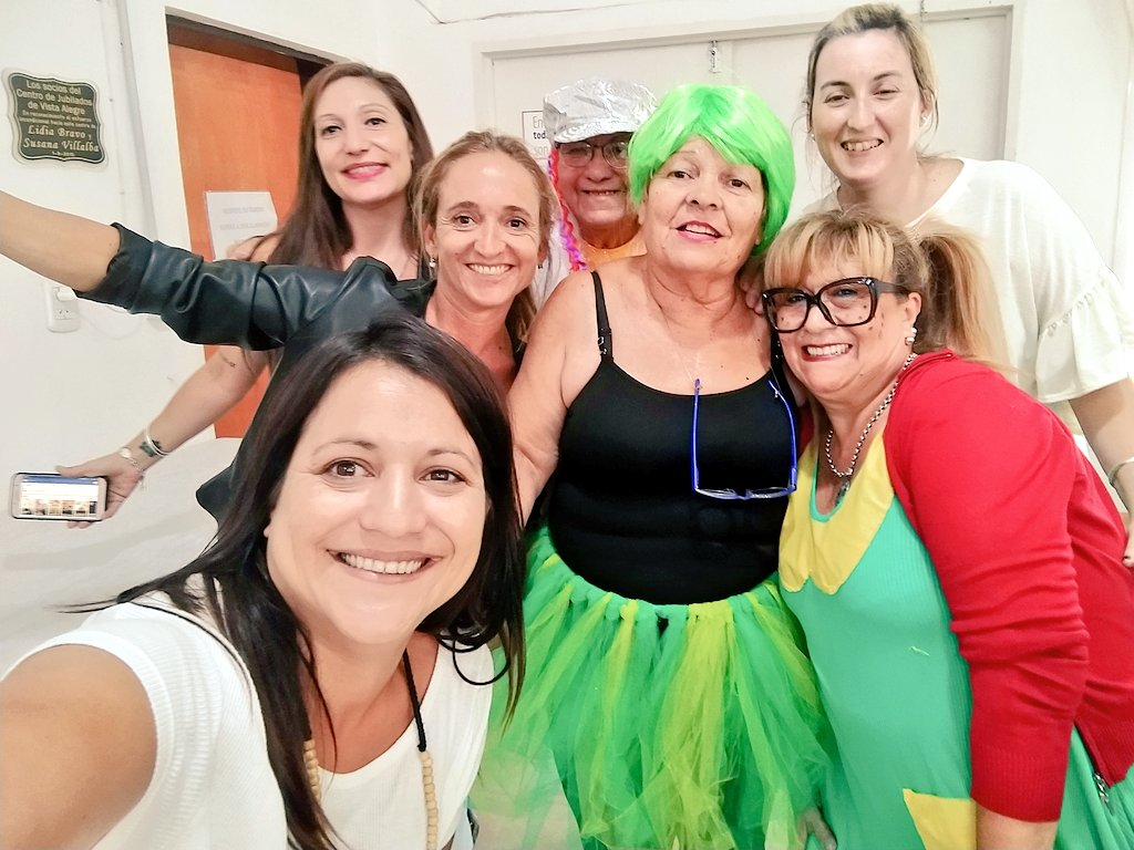lupendino's tweet photo. Hoy en nuestro día en el Centro de Jubilados de #VistaAlegre. Baile, música, mates y muchas historias de mujeres luchadoras, valientes y hermosas♀️💓 #DíaInternacionalDeLaMujer @hector_gay https://t.co/TtRkiJghQL