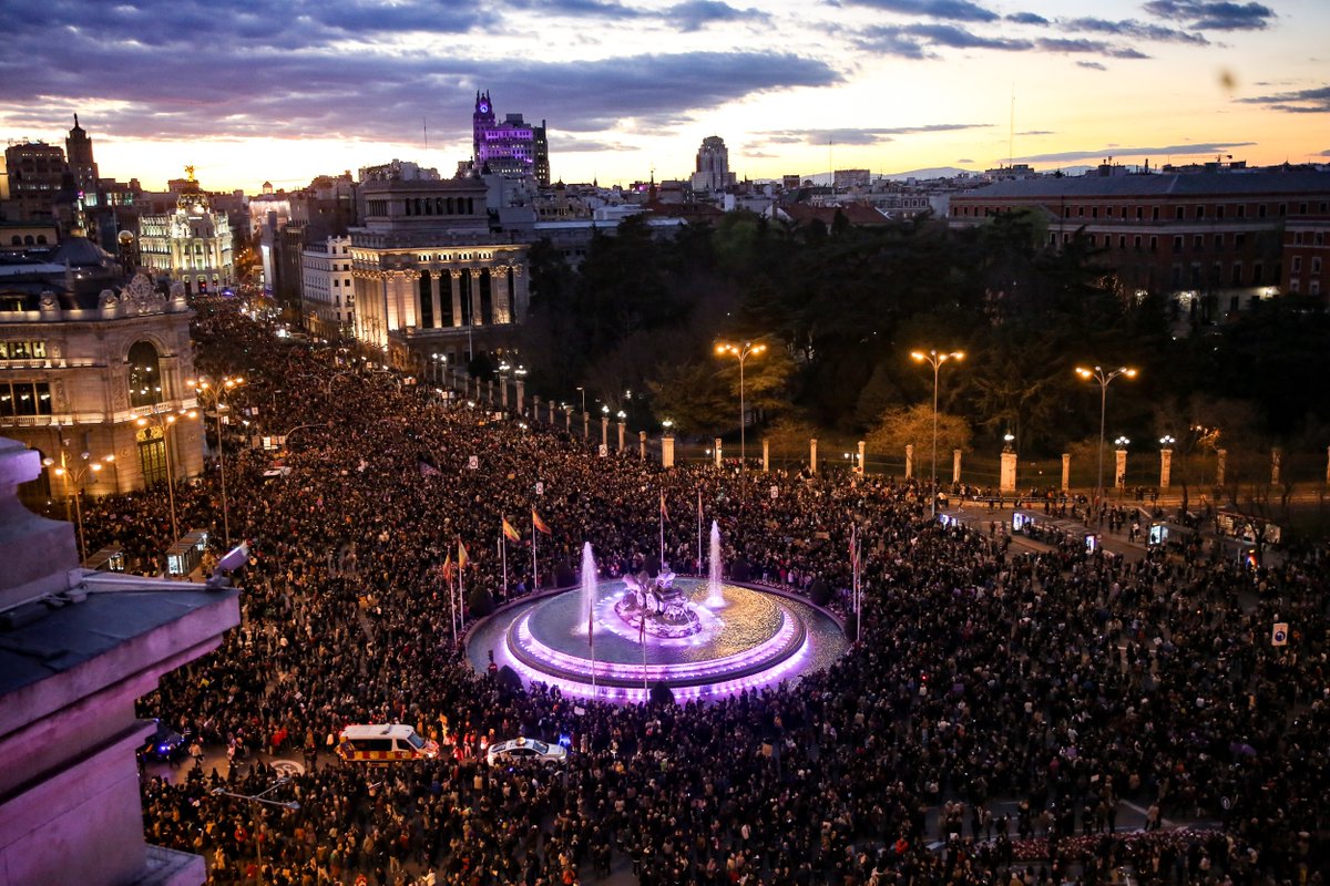 europapress's tweet photo. Una multitudinaria manifestación colapsa el centro de Madrid en el Día Internacional de la Mujer https://t.co/l3Y49xf6jp #8M #HuelgaFeminista2019 https://t.co/V81ihgrjmY