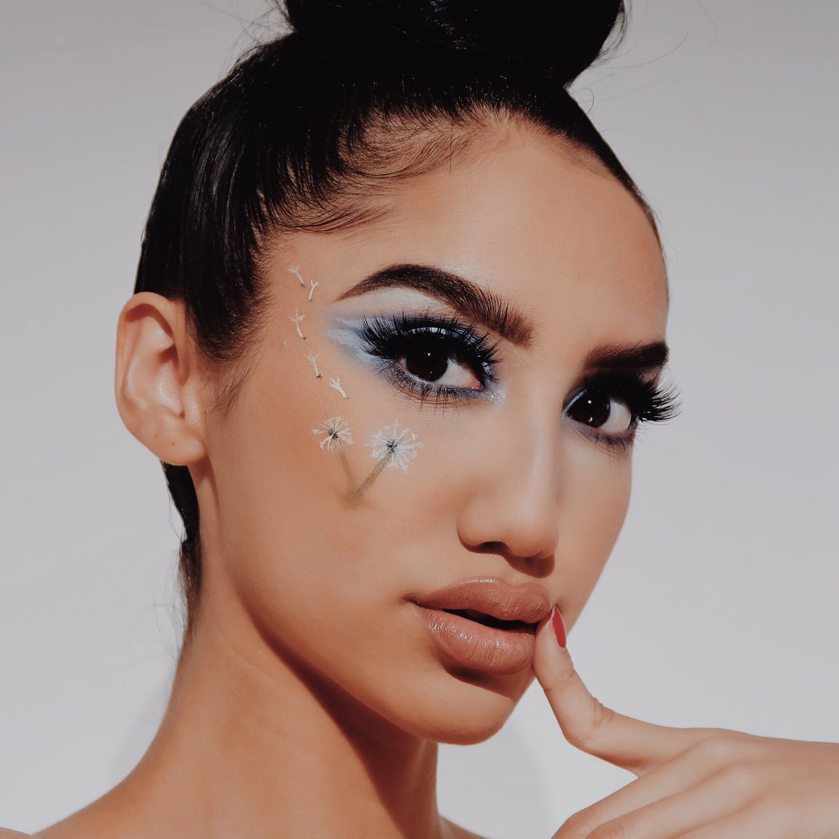 lindseystarbies's tweet photo. Blowin Dandelions☁️
makeup: @bhcosmetics take me back to brazil
@KissProducts #KISSLash in splendor
@Maybelline lipstick in creme brulee https://t.co/RhCEJ7Ufkl
