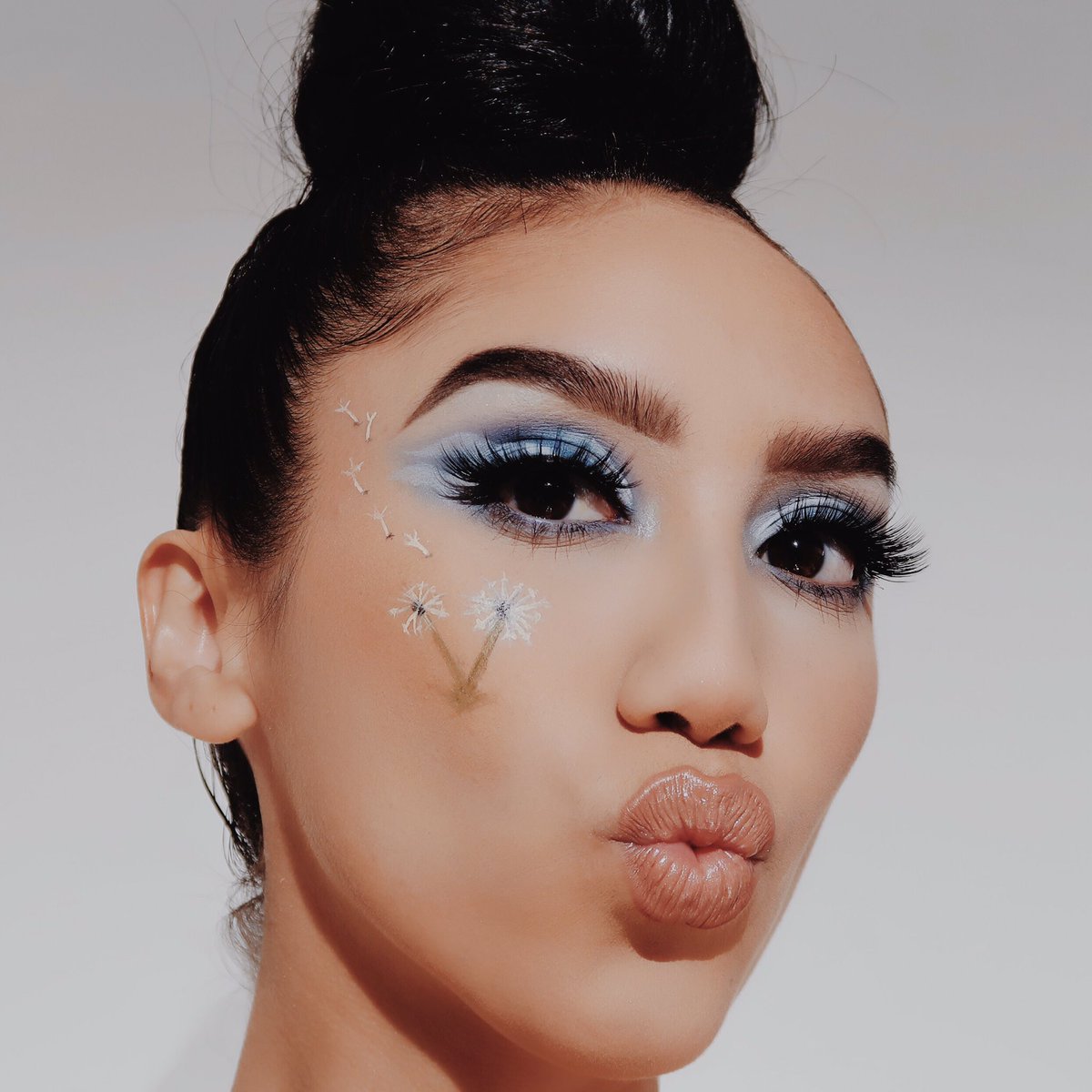 lindseystarbies's tweet photo. Blowin Dandelions☁️
makeup: @bhcosmetics take me back to brazil
@KissProducts #KISSLash in splendor
@Maybelline lipstick in creme brulee https://t.co/RhCEJ7Ufkl