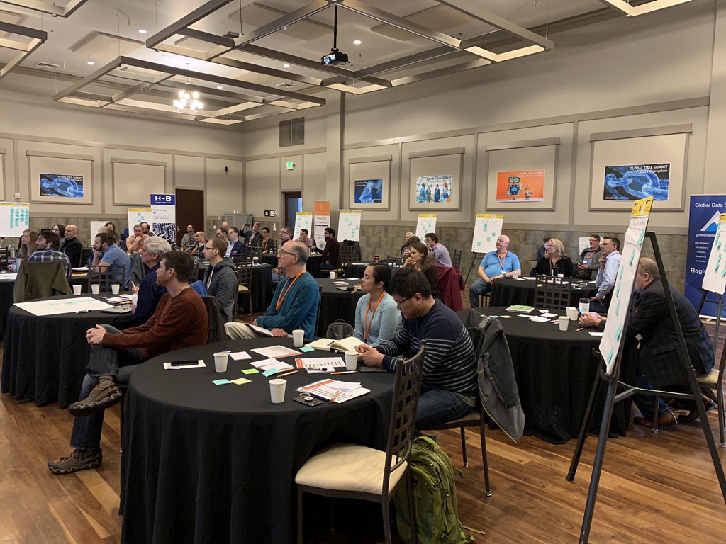 Paige is showing us how to do Business Driven #DataModeling! Hence the sticky notes #DataVault #Data #DataScience #DataWarehousing #GDS19