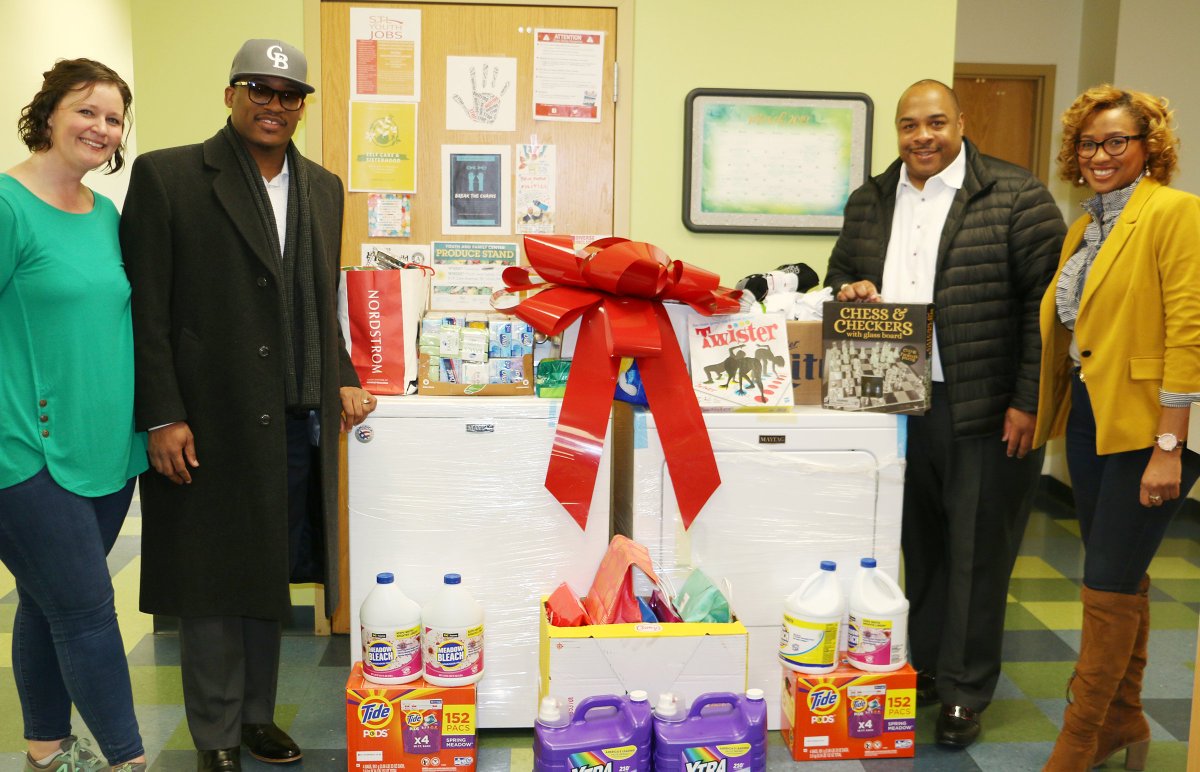 covenanthousemo's tweet photo. Representatives of the @RWhitFoundation showed up at our door with several amazing gifts this morning - including a brand new washer and dryer! We thank them from the bottom of our hearts. #Donations #GenerousGifts #FightHomelessness #LaundryIsImportant https://t.co/zviN2iL0jx