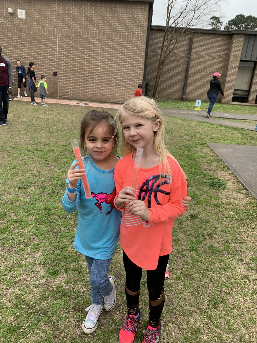 MsFletcher11's tweet photo. So much fun at Elmer’s Field Day!! https://t.co/eAePUjRMEf