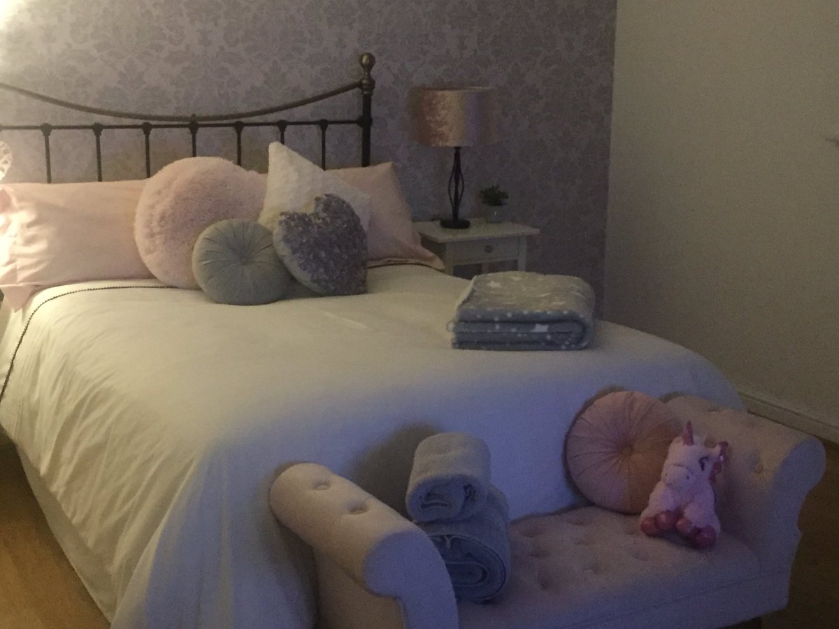 Gibbo1705's tweet image. Thank you @Debbie1963Penny for making me feel at home .....  Ideal Shopping channel 😂😂😂😂 #princessroom