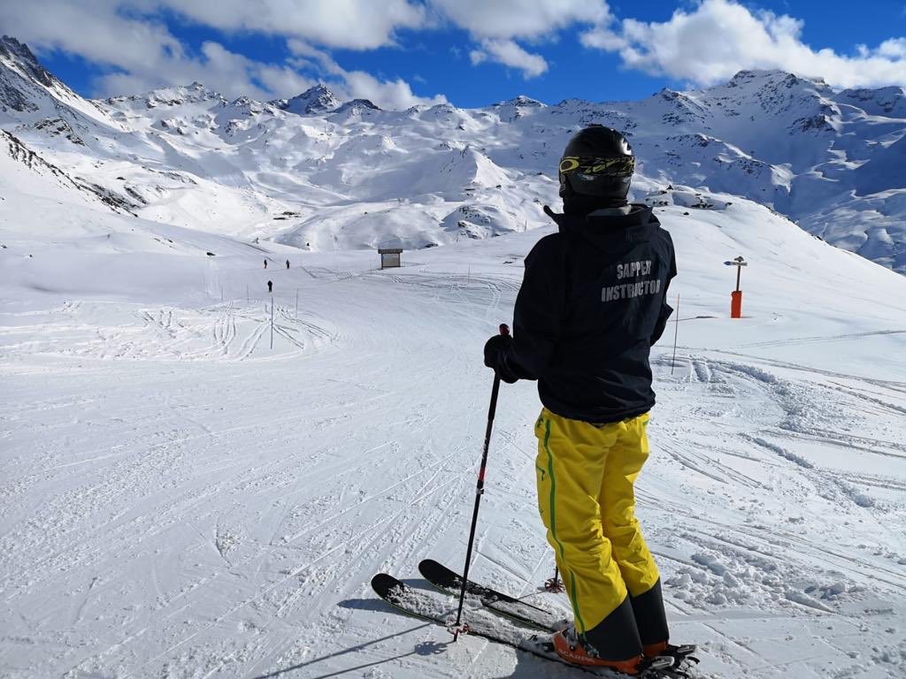 42EngrRegt's tweet photo. A great first week on the @42EngrRegt_Geo ski trip - qualifying six new SF3; seven SF2 and nine SF1, as well as providing some much need continuation training for another eight. Proudly flying the @RE_REWS colours in Val Thorens #SapperStrong https://t.co/aErgYNJNDY