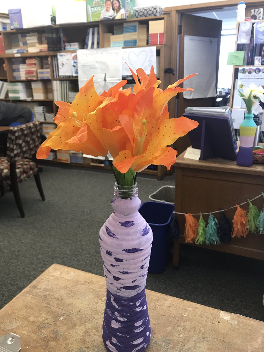 HarbaughSarah's tweet photo. @Miss_Lievens’ students make us the best gifts! Such a great way to have students give back and show appreciation ❤️ #JeffJetsSoar #JeffersonFamily https://t.co/OAkeX2fgDu