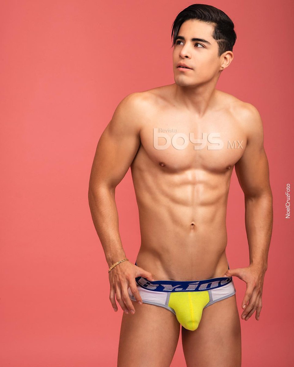 conexionpride's tweet photo. Se le transparenta todo a @alpha_oficiall #QueRico

#bulge #AlertaBulge #BulgeAlert #shirtless #ViernesDeGanarSeguidores #MangoRelajado #mipajarito #wapayasosyhorripicosos #wapayasos https://t.co/aAyEVpY3pW