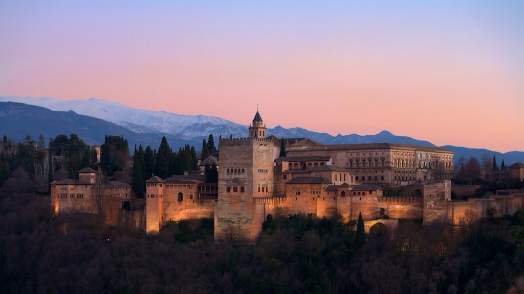 Se levanta sobre la colina de la Sabika. La Alhambra #Granada By Angaros @AndaluciaenFoto @Laalhambrainfo @granadaturismo @EarthandClouds @TLeoni311