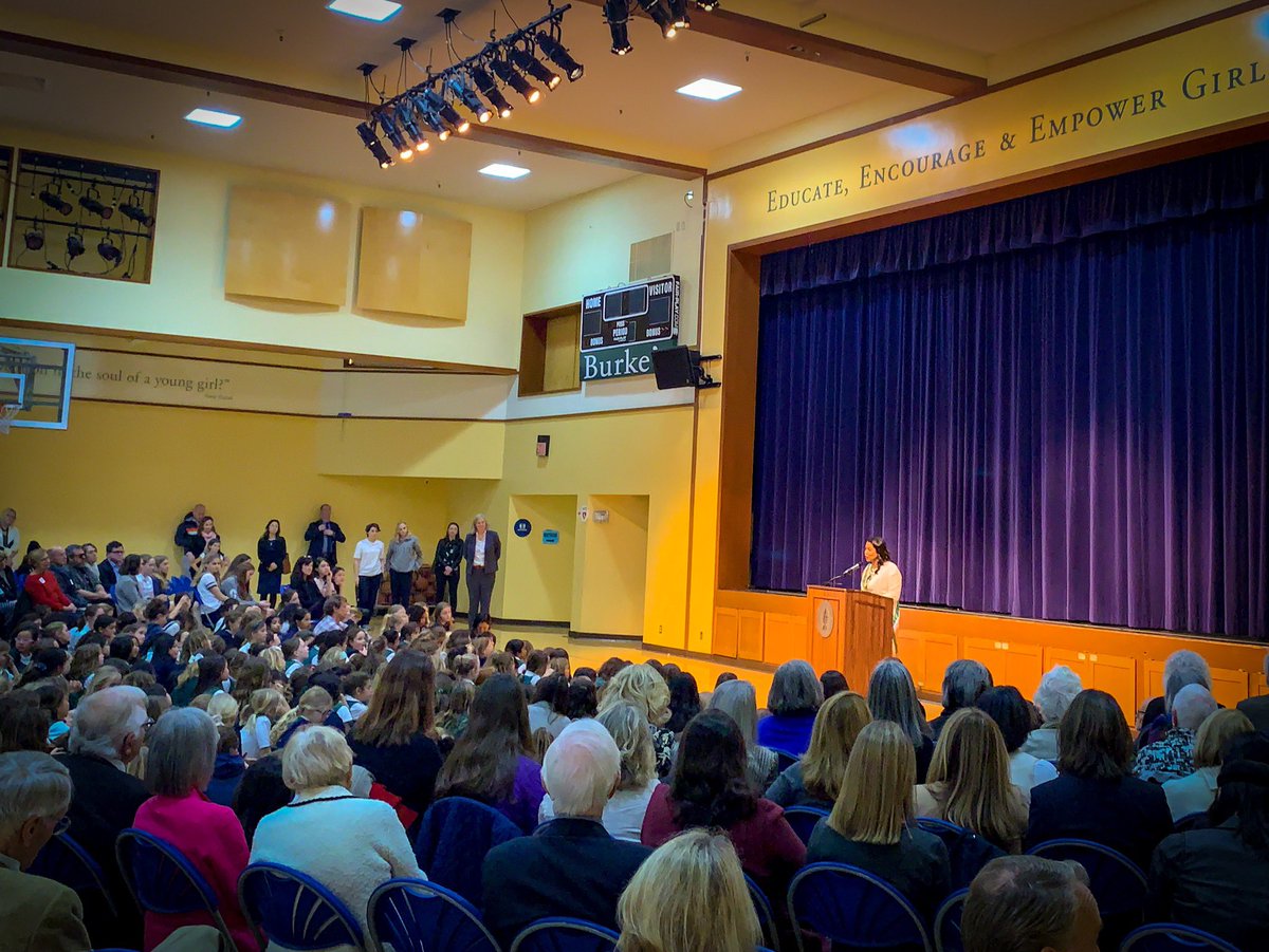 thescienceguru's tweet photo. Celebrating #InternationalWomensDay2019 @BurkesSchool with @sfgov mayor @LondonBreed #educate #encourage &amp; #empower girls! https://t.co/Phyy84zJXq