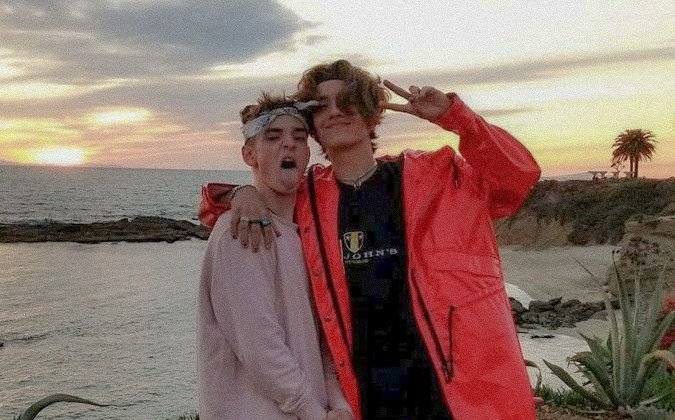 urreamour's tweet photo. souvenir▪nosh beaurrea ¡au!

➳ josh sempre teve o sonho de viajar o mundo, ou uma parte dele. após anos de planejamento, ele inicia sua aventura ao redor do globo. ele só não esperava esbarrar em um músico frustrado no meio do caminho. https://t.co/hRA2ORWPmQ