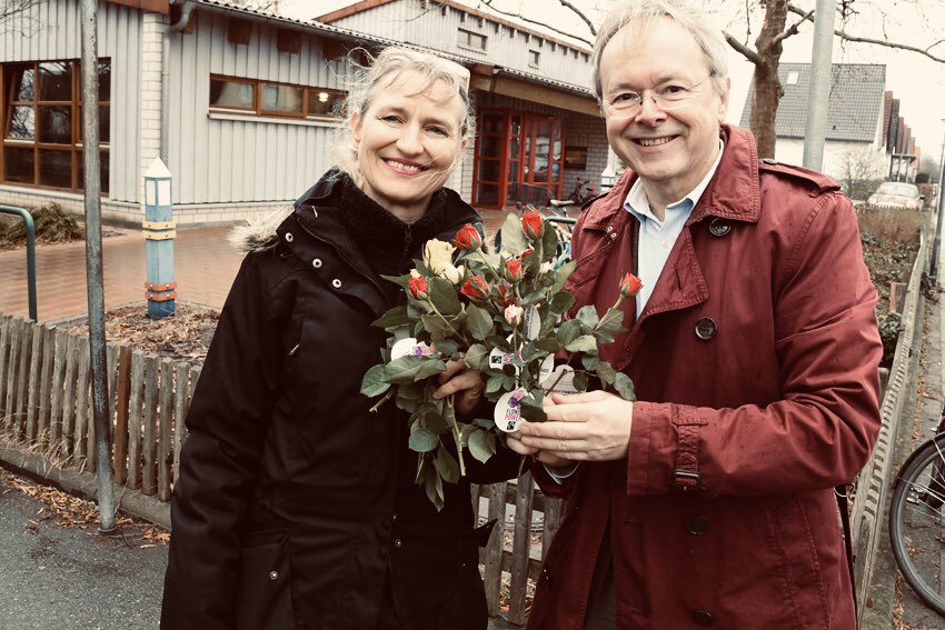 JoergRodenwaldt's tweet photo. Faire Blumen schenken &amp; Frauenrechte stärken!
#Ortsrat #Neuenhäusen verteilt zum #Weltfrauentag #Fairtrade-#Rosen, um die Frauen dieser Welt zu feiern und Arbeiterinnen in den Anbauländern zu stärken. 
#weltfrauentag2019 #weltfrauentag https://t.co/kx8XSRvvCm