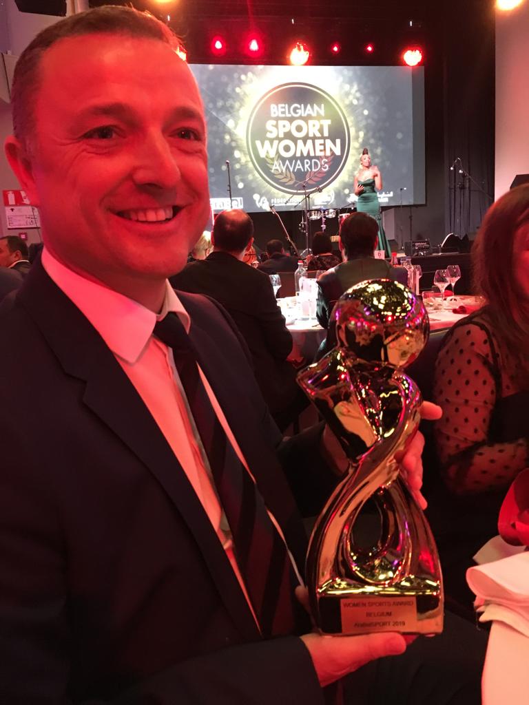 IvesSerneels's tweet photo. Proficiat @BelRedFlames. Op internationale vrouwendag mocht ik deze women sports award in ontvangst nemen. Verdiend na al het harde werk de afgelopen jaren. #redflames #flametime #fifawwc #WePlayStrong https://t.co/B4FXljuzEv