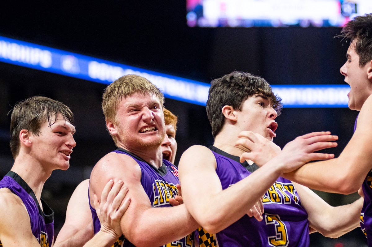 matts_photos_'s tweet photo. Liberty Hill defeats Decatur with a game winning three point BUZZER BEATER!! Final 53-51!!
@LibertyHillHS
@DecaturMBB
#UILState #txshoops https://t.co/H6RTh8g7o1