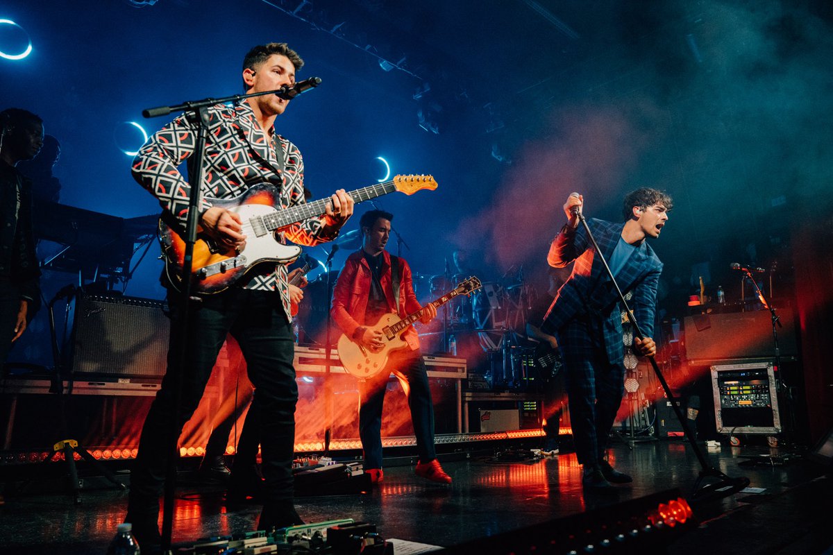 joejonas's tweet photo. One Night Only in LA! @jonasbrothers #Sucker https://t.co/k3vhQRbgHI