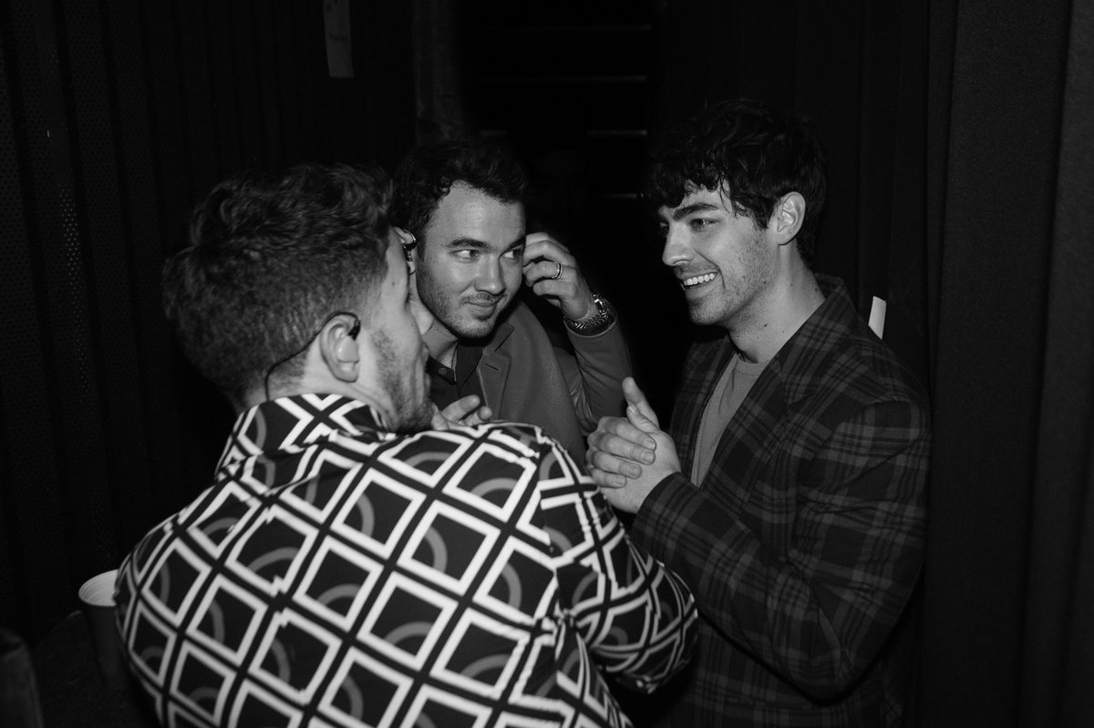 joejonas's tweet photo. One Night Only in LA! @jonasbrothers #Sucker https://t.co/k3vhQRbgHI