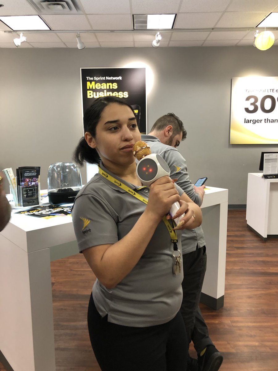 what_u_value's tweet photo. FULL HOUSE! Arch Bmills lettin ‘all of Wattabury know about the amazing new #SamsungGalaxyS10 !! #GalaxySprintFam #NETrailblazers https://t.co/CaZKDcvdOL