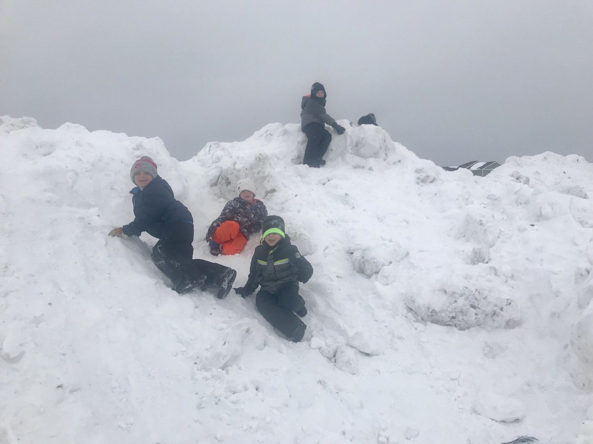 _aliparkinson's tweet photo. O-U-T-D-O-O-R recess...we’ve missed you so much! #TrailBlazeOn #finallyabovezero #NDmountains https://t.co/0GrJMXXerC