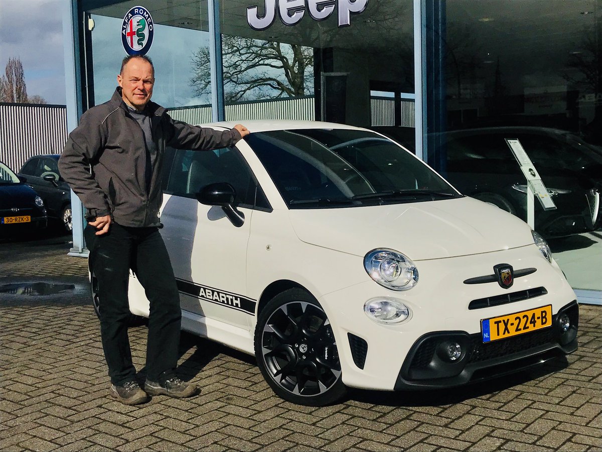 FiatUdo's tweet photo. We hebben even moeten wachten totdat de regenbui weg trok. Maar toen de nieuwe #Abarth 595 Competizione van Dirk naar buiten werd gereden, scheen zowaar het zonnetje ☀️. 

Dirk heel veel plezier met jouw nieuwe #Abarth!!

Team Udo https://t.co/yTC17V2RjE