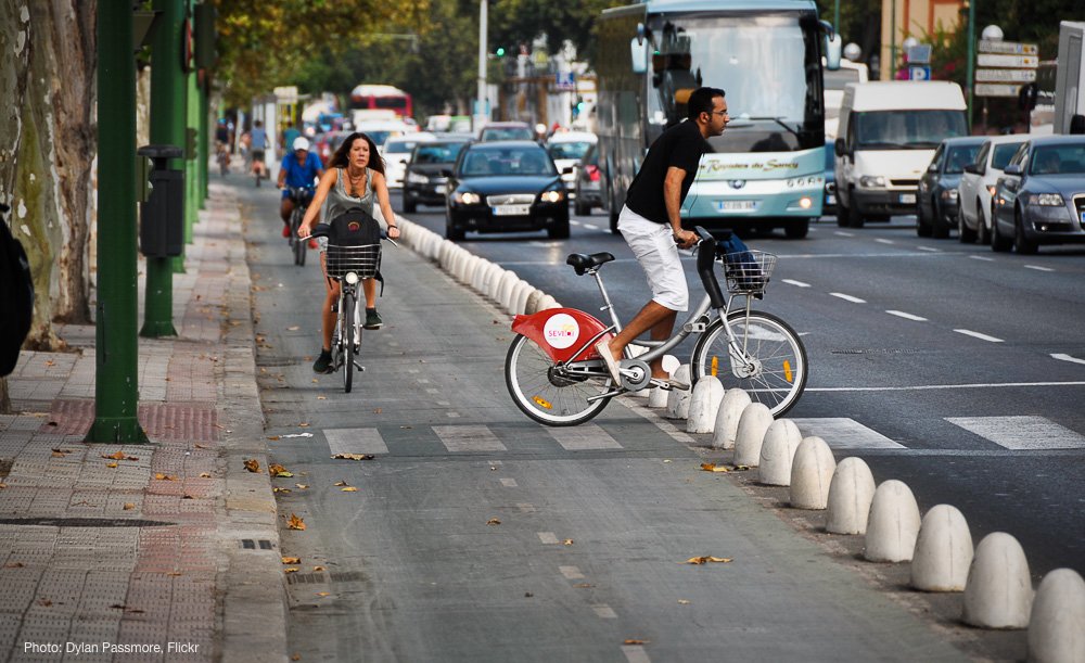 SmartGrowthUSA's tweet image. How to build an entire bike network in a just few years: "The trick, is to set the expectation that public input will determine *how* to add bike lanes to a street, not *whether* to add them." Sevilla, Spain did just that. bit.ly/2I67vjM