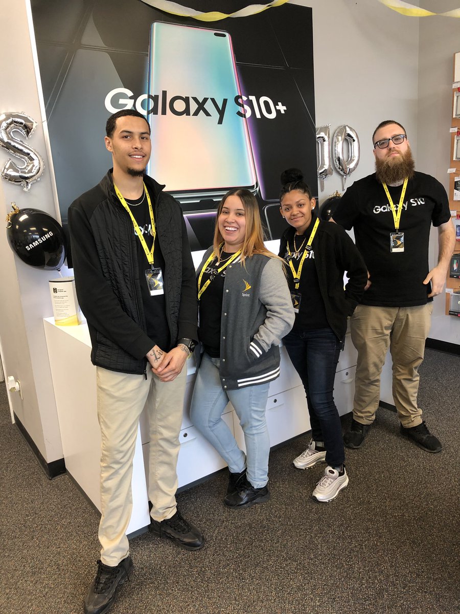 RaySprintGuy's tweet photo. SC Middletown showing of their Swagged out Samsung display in between Samsung sales!! #NETrailblazers #SolutionCenterDOES #GalaxySprintFam https://t.co/s39wj5eZsK