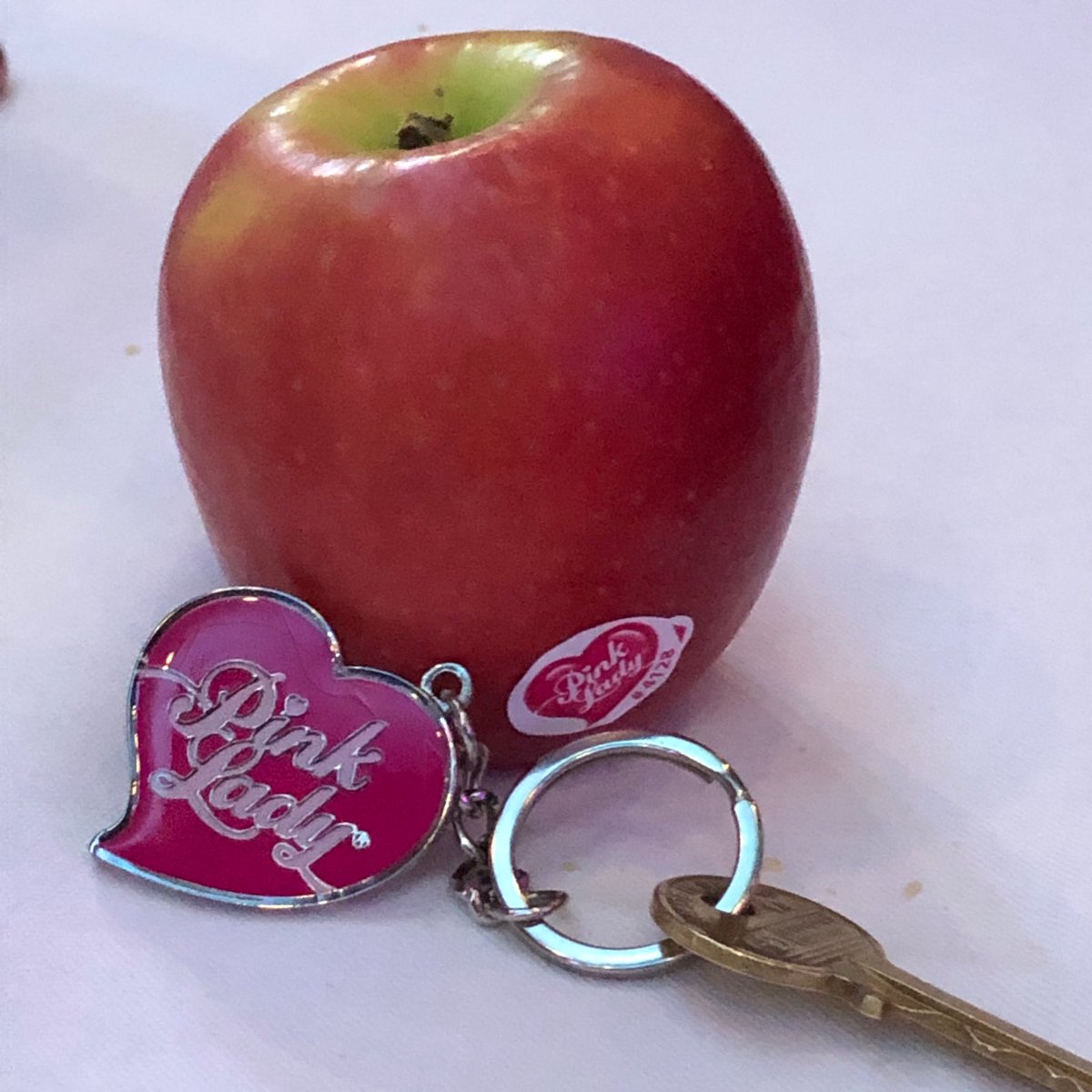 EmmaBatchelorPR's tweet image. So lovely to meet ⁦⁦@lmcphil⁩ from ⁦@Pinkladyappleuk⁩ - my favourite apples! #KWIBA19