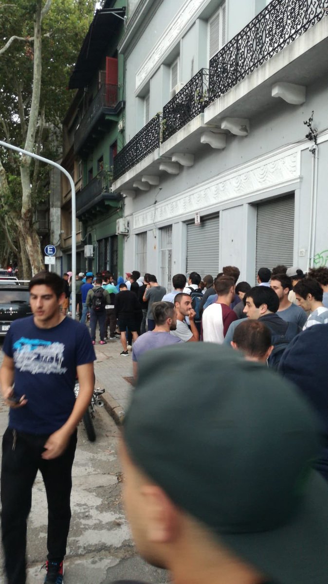 VBuysan's tweet photo. -Marcha del día de la mujer?
-No, son los que dejaron la foto para ultimo momento 🤦🏻‍♂️
@LIGA_MVD https://t.co/Ueayr6nuV8
