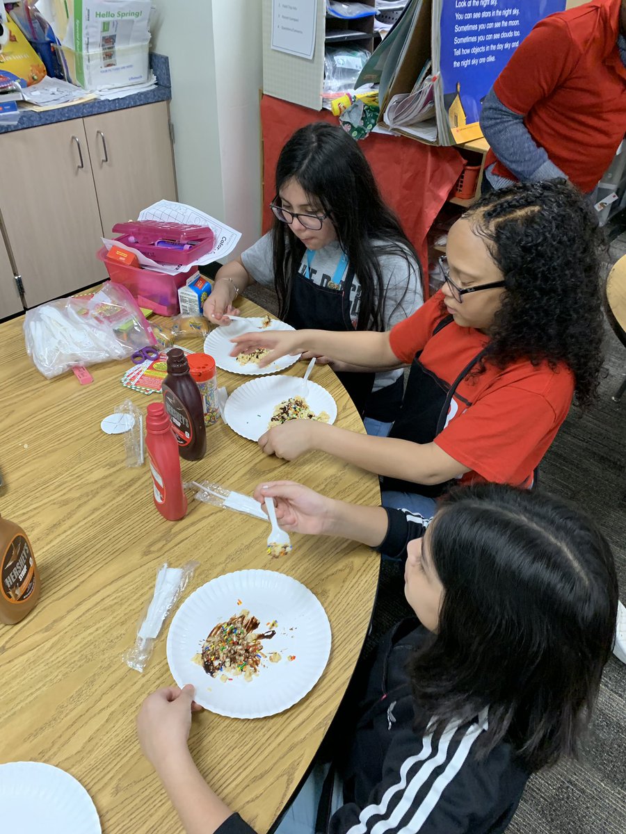 charde_cooks's tweet photo. Itβs club Friday and we made our version of rice crispy treats! #yum #Jrchefs @LRELonghorns https://t.co/NB7Iap7mkX