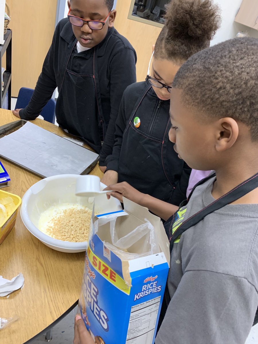 charde_cooks's tweet photo. Itβs club Friday and we made our version of rice crispy treats! #yum #Jrchefs @LRELonghorns https://t.co/NB7Iap7mkX