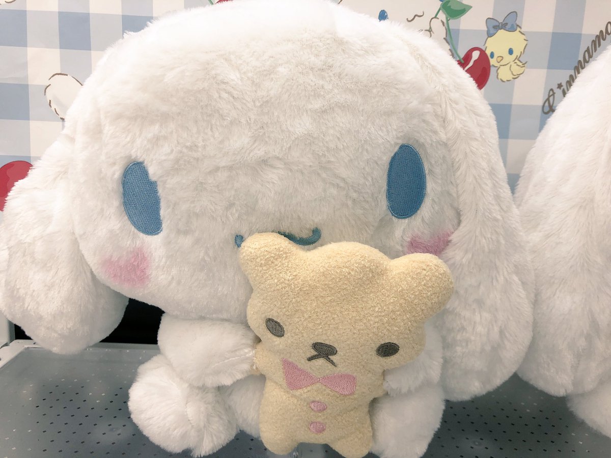 秋 葉 原 Hey プライズ 本日新入荷 シナモロール クマだっこｂｉｇぬいぐるみ シナモロールさんがクマを抱っこしております 表情違いで全2種です コトブキヤさん側1階に登場です 秋葉原hey