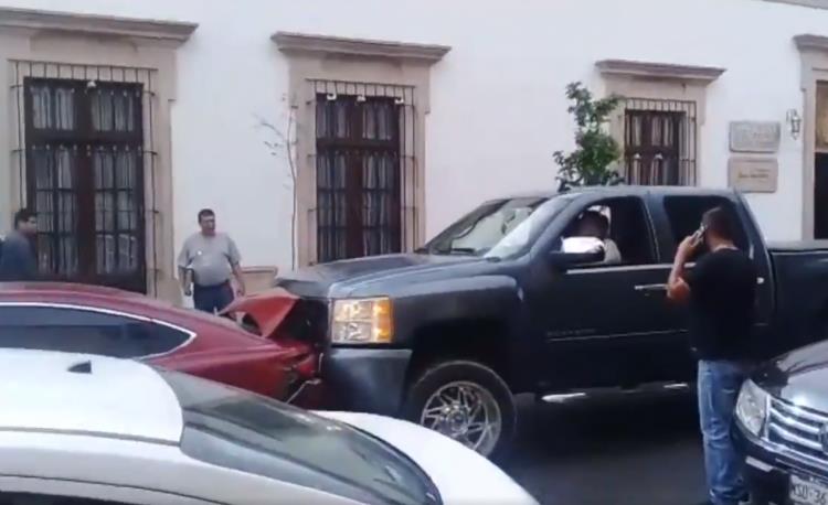 fronterainfo's tweet photo. 🤯 Mujer celosa choca contra auto de su pareja; ella es #LadyCheyenne (VIDEO). https://t.co/r5uWhOJMNo #FronteraInfo https://t.co/UDjKcWLeqi